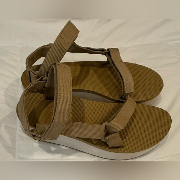 Teva Flatform Universal Sandals – Lark – Size 10 – Tan & White – 1 1/4” Platform - Picture 2 of 6